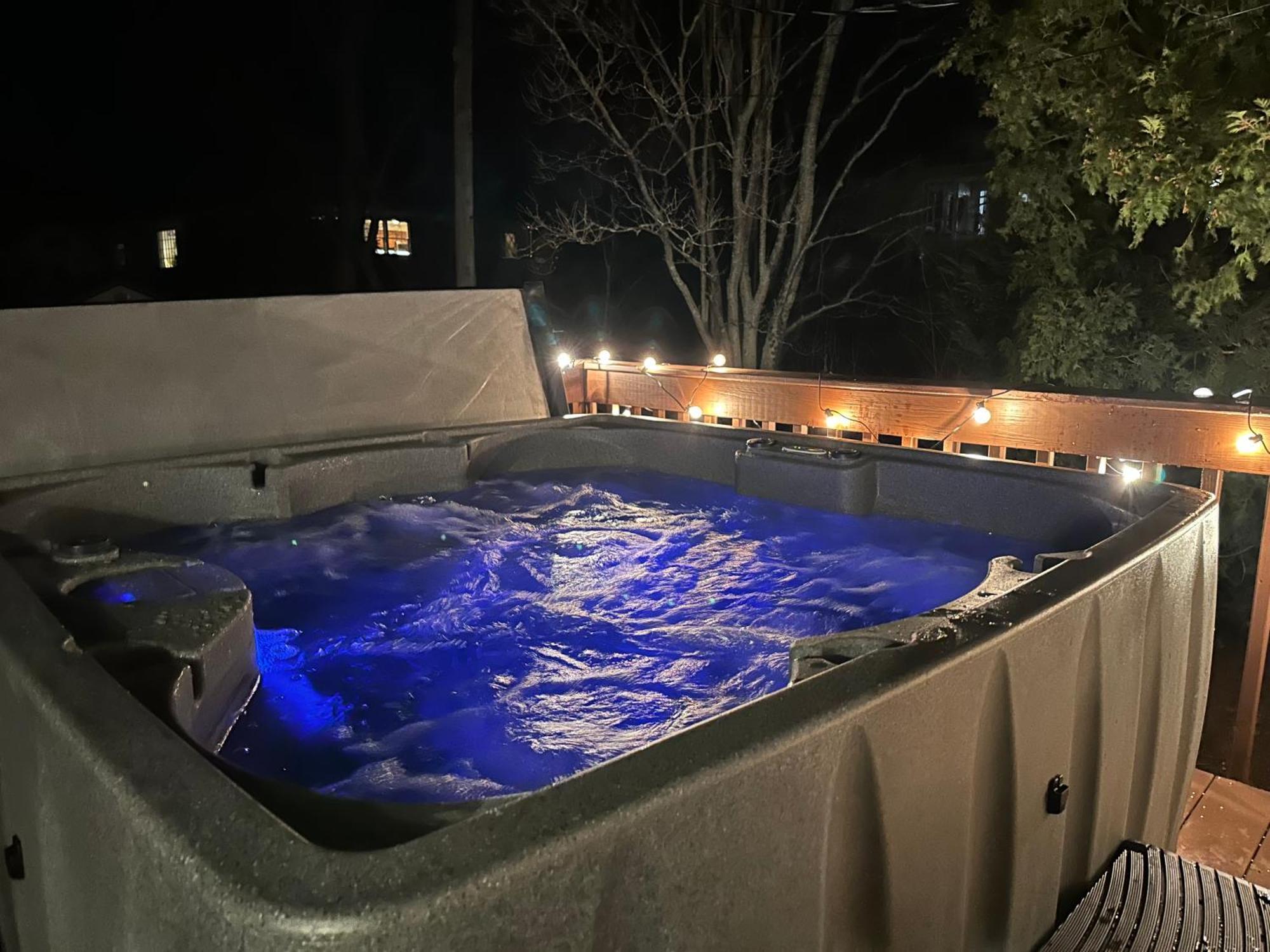 Hot Tub, Electric Bikes, Solo Stove, Projector, Smores Марблхед Экстерьер фото