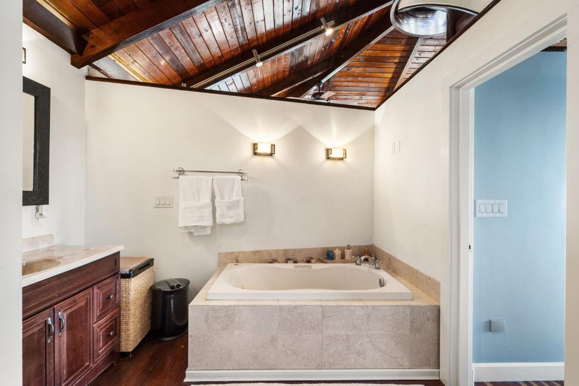 Hot Tub, Electric Bikes, Solo Stove, Projector, Smores Марблхед Экстерьер фото